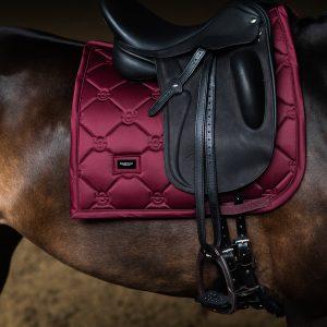 Equestrian Stockholm Satin Underlag - Merlot - DR17"